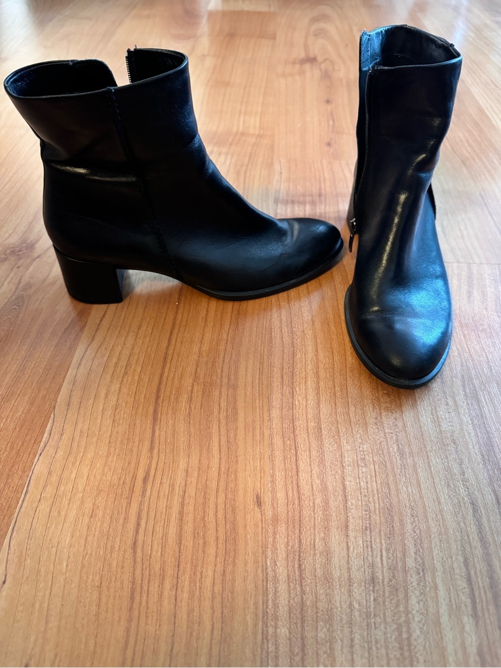 ECCO Classic Black Women's Mid-Heel Ankle Boots
